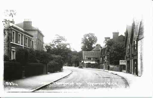 Lower Teddington Road in the 1920’s with three malthouses on the immediate right, the entrance to Burgoine’s boatyard and the outboard motor suppliers in the Imperial House malthouse.