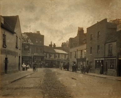 Looking SE down the High Street from opposite the present-day Lanson Running shop. The 1900 version of "The Swan" is on the left. All the buildings in the distance still exist and are remarkably unchanged, starting with Robert Belchamber's Post Office and Baker (now offices), CJ Winterbourne's Grocery (now the Deep Blue Fish Shop), Winterbourne's second premises which sold lamps and china goods (now offices) and George Webb's Poulterers.
